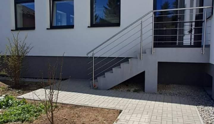 Aktuality / Zrekonštruovaný kultúrny dom a obecný úrad Rokytovce - foto