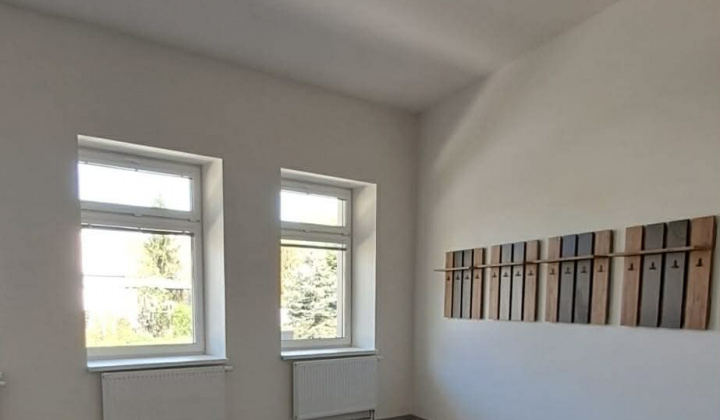 Aktuality / Zrekonštruovaný kultúrny dom a obecný úrad Rokytovce - foto