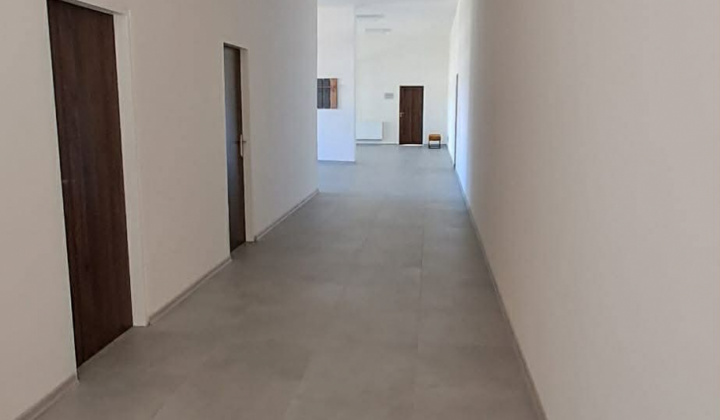 Aktuality / Zrekonštruovaný kultúrny dom a obecný úrad Rokytovce - foto