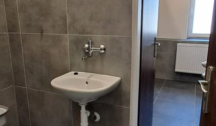 Aktuality / Zrekonštruovaný kultúrny dom a obecný úrad Rokytovce - foto