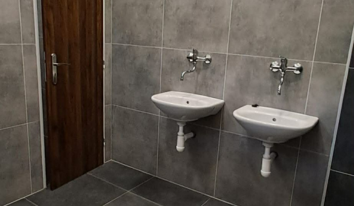 Aktuality / Zrekonštruovaný kultúrny dom a obecný úrad Rokytovce - foto