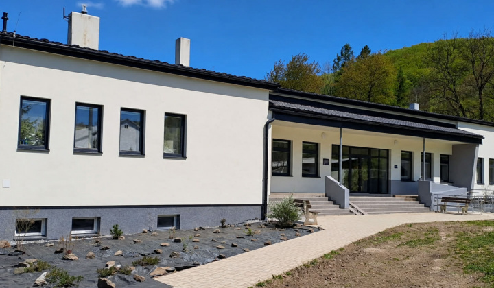 Zrekonštruovaný kultúrny dom a obecný úrad Rokytovce