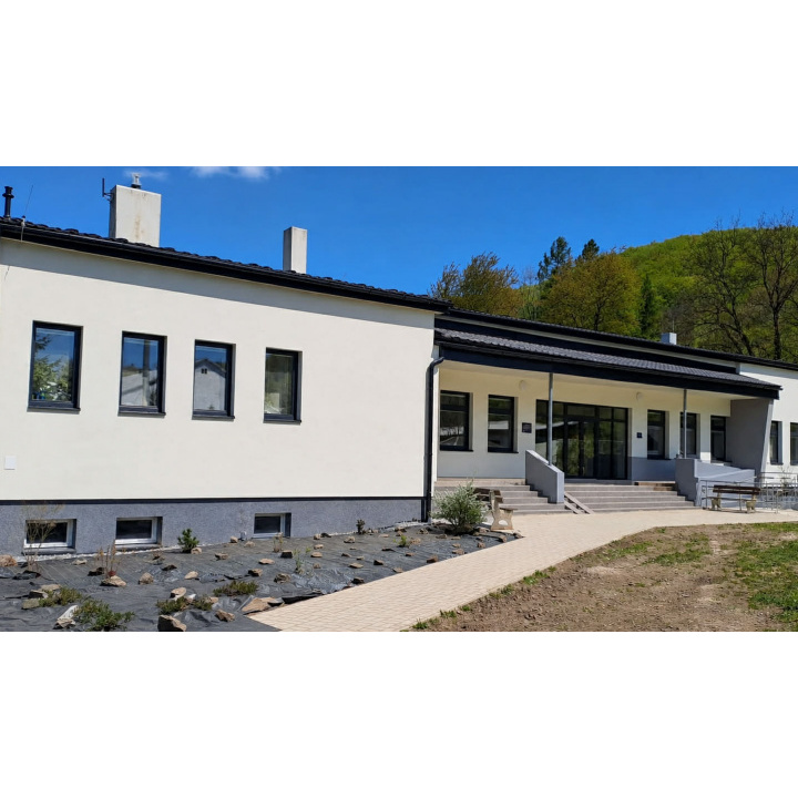 Zrekonštruovaný kultúrny dom a obecný úrad Rokytovce